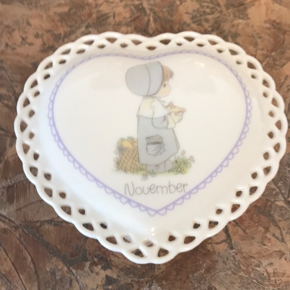Precious Moments Collection vintage 1988 November treasure heart